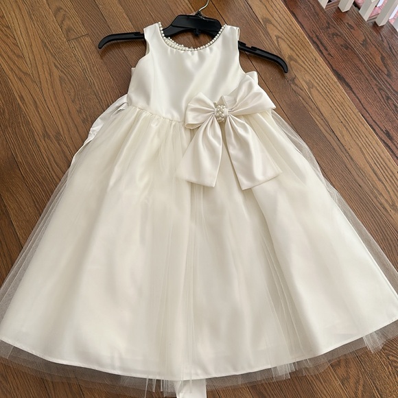 Sweet ivory dress - Picture 2 of 3